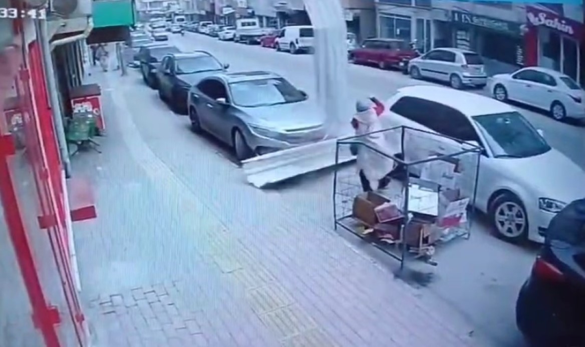 Lodosta üzerine uçan çatıdan son bir hamle ile kurtulan kadın facianın eşiğinden döndü