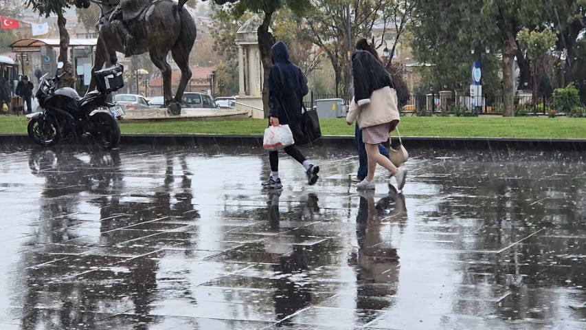 Tekirdağ’da sağanak yağışta vatandaşlar kaçacak yer aradı
