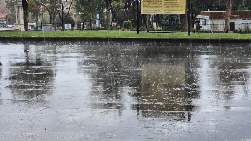 Tekirdağ’da sağanak yağışta vatandaşlar kaçacak yer aradı