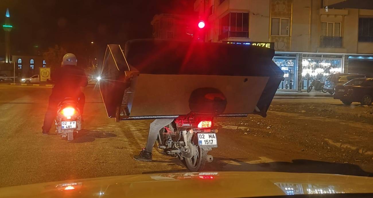Adıyaman’da ilginç görüntü: Motosikletle koltuk taşıdı