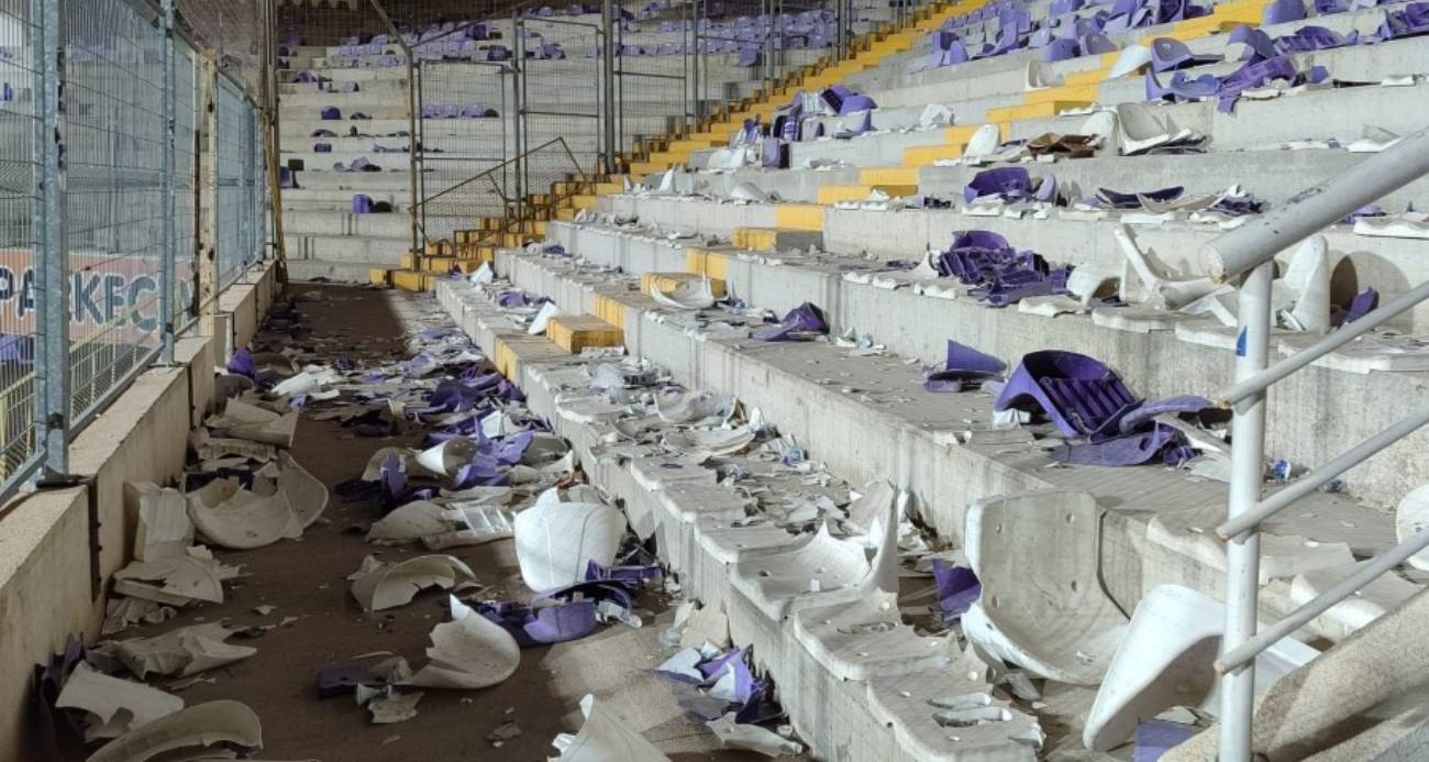 Afyonkarahisar’da olaylı maç, binlerce koltuğu söküp sahaya  attılar