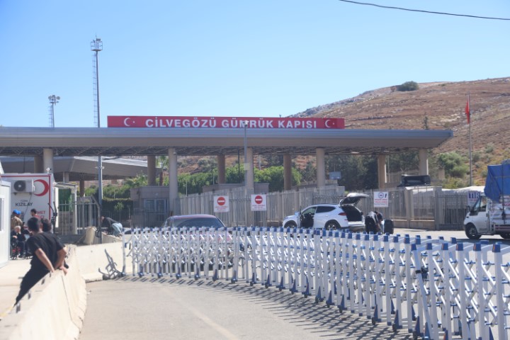 Türkiye’de doğup büyüyen 9 yaşındaki Suriyeli çocuk, gözyaşları içerisinde 