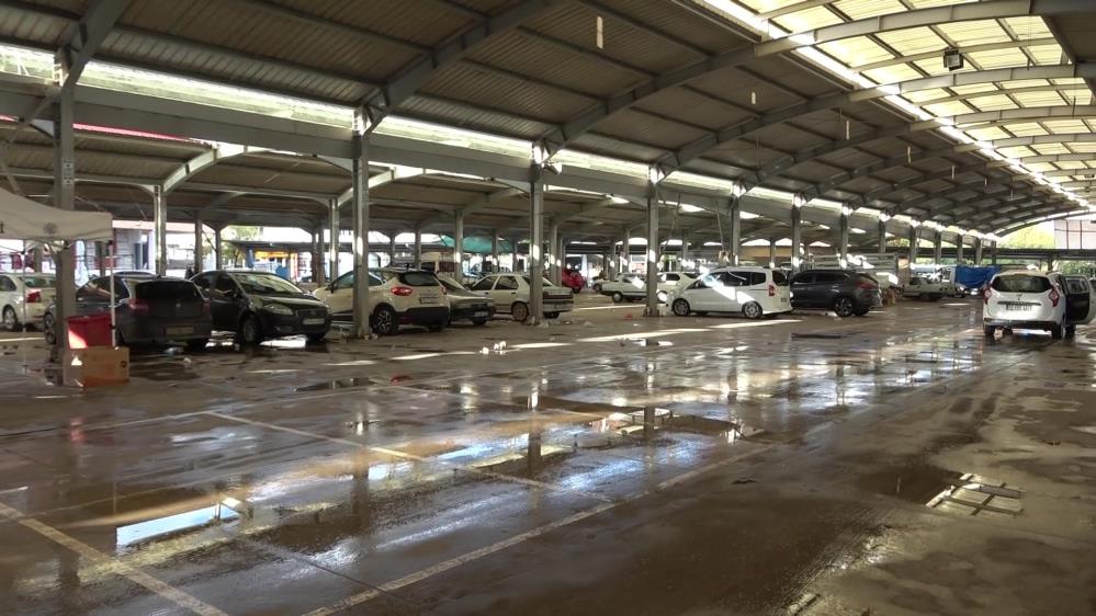 Sındırgı’da depremin ardından halk geceyi sokakta ve çadırlarda geçirdi