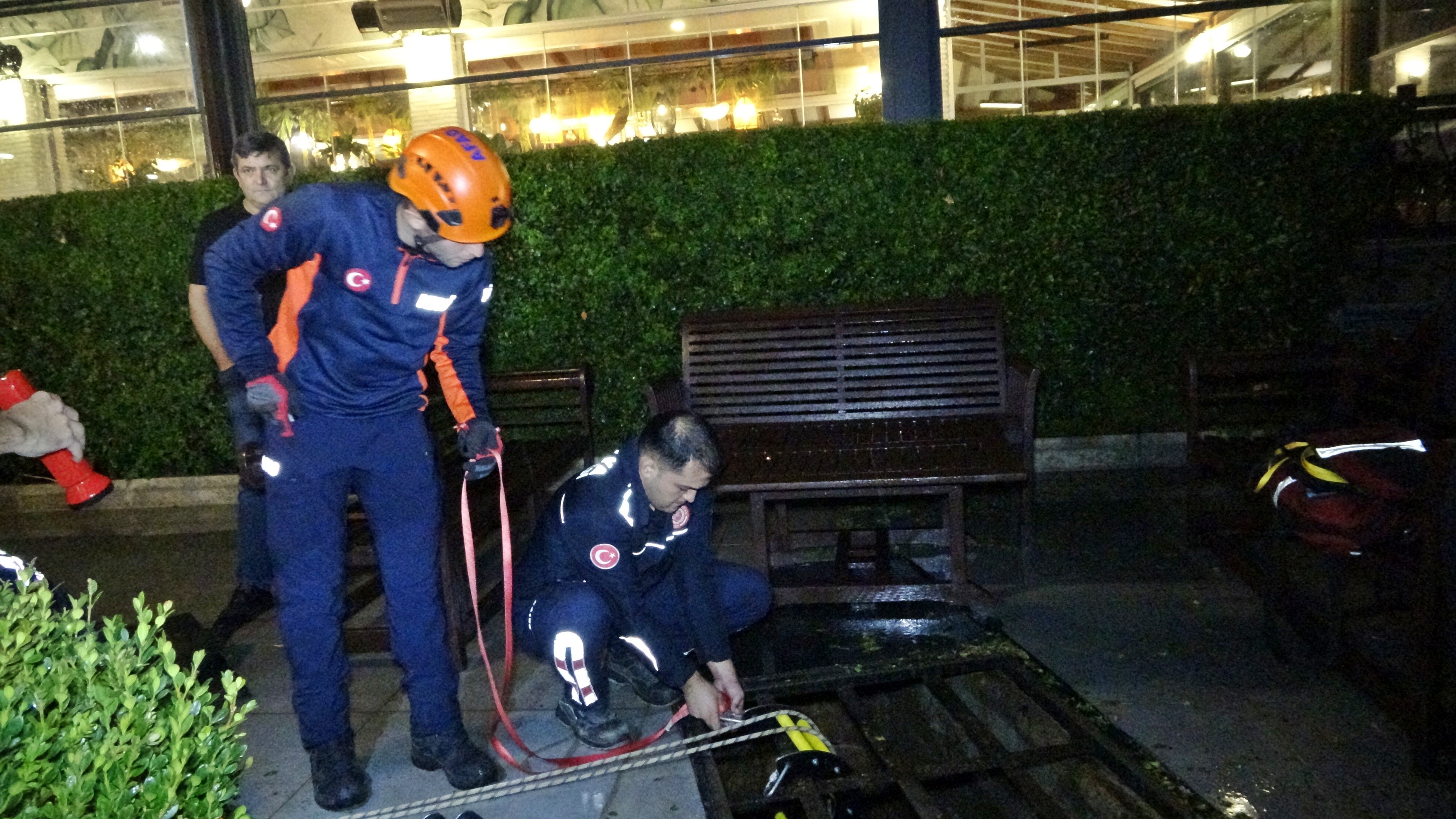 Sığındıkları mağarada mahsur kaldılar: Restoranın bahçesinden film gibi operasyonla kurtarıldılar