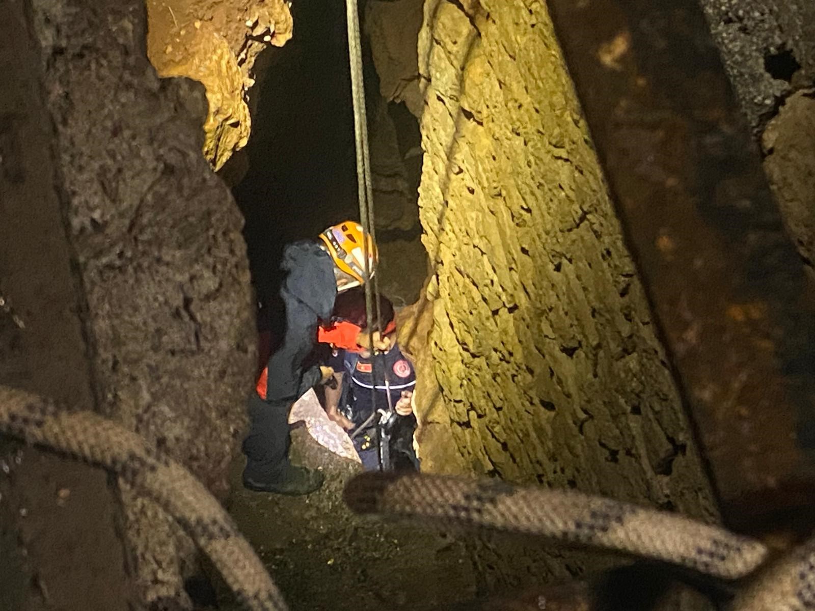 Sığındıkları mağarada mahsur kaldılar: Restoranın bahçesinden film gibi operasyonla kurtarıldılar