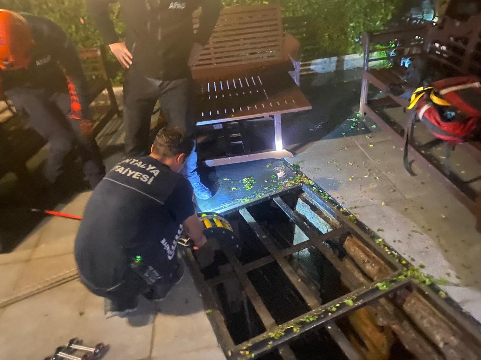 Sığındıkları mağarada mahsur kaldılar: Restoranın bahçesinden film gibi operasyonla kurtarıldılar