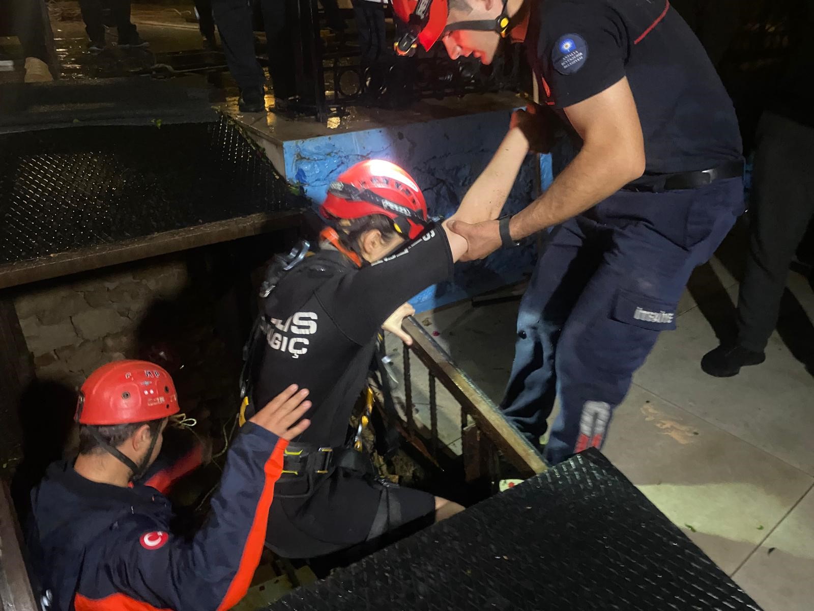 Sığındıkları mağarada mahsur kaldılar: Restoranın bahçesinden film gibi operasyonla kurtarıldılar
