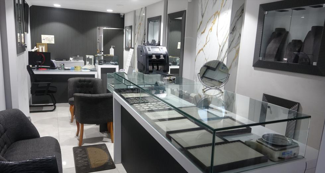 Antalya’da kameraları boyayıp, çelik kasayı delerek kuyumcudan 5 kilo altın çalıp kaçtılar