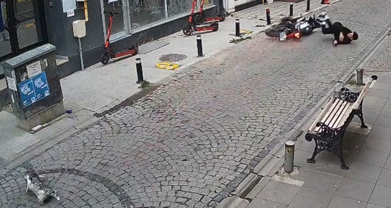 Kediye çarpmamaya çalışırken motosikleti deviren kasksız sürücü ağır yaralandı