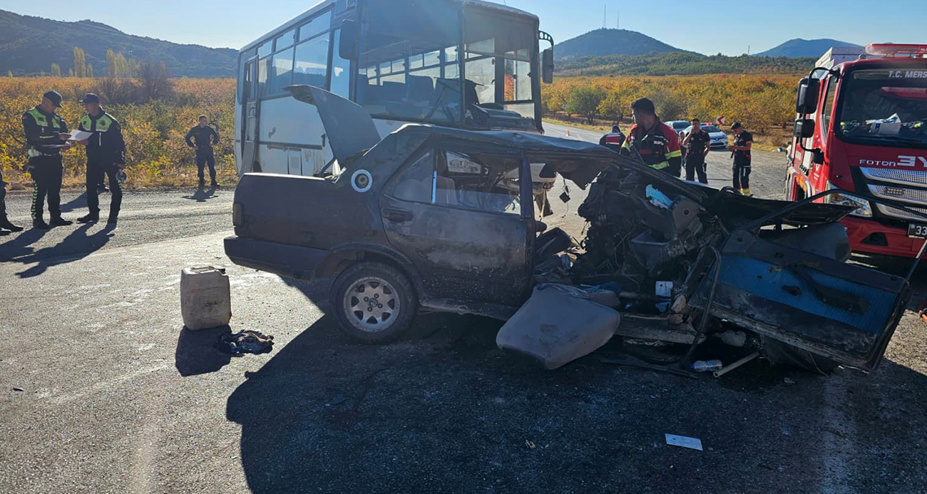 Mersin’de tarım işçilerini taşıyan midibüs otomobille çarpıştı: 3 ölü, 12 yaralı