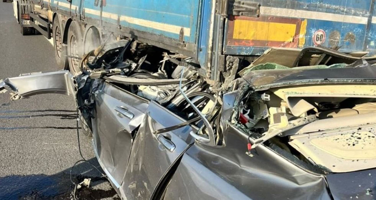 Tıra arkadan çarpan Volvo hurdaya döndü: 1 ölü