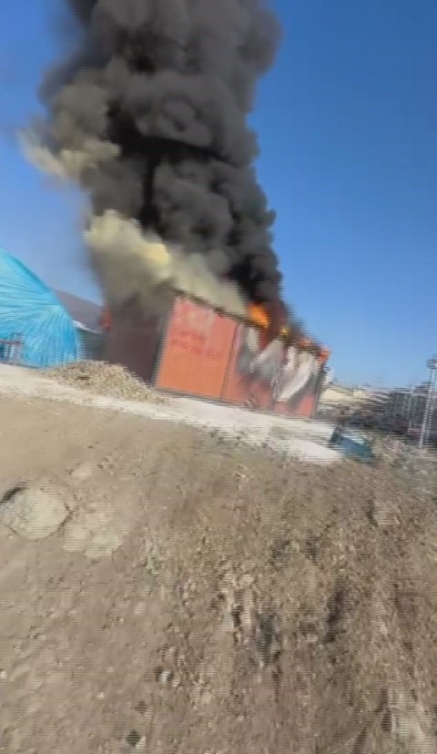 Alevlerin arasına dalan operatör, konteyneri uçurumdan yuvarladı