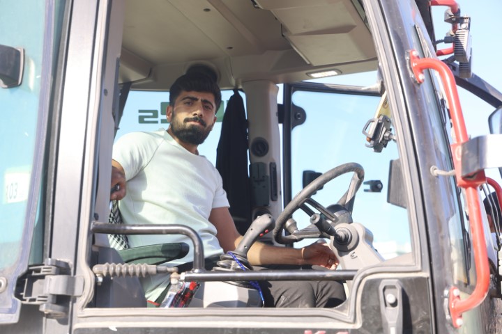 Alevlerin arasına dalan operatör, konteyneri uçurumdan yuvarladı