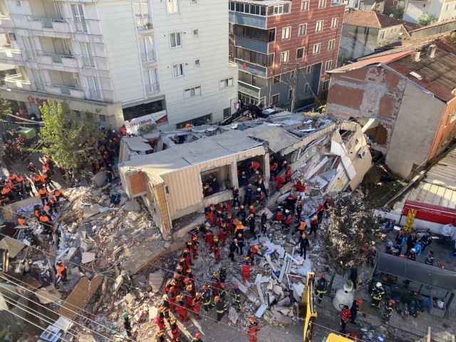 Gebze’de çöken bina havadan görüntülendi