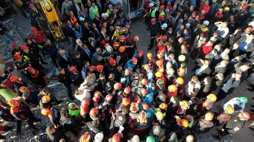 Gebze'de 7 katlı bina çöktü: İki can kaybı var, bir kişi sağ çıkarıldı