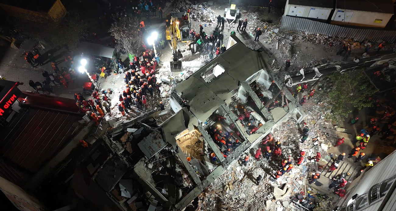 Enkaz başında 14. saat: Hummalı çalışma sürüyor