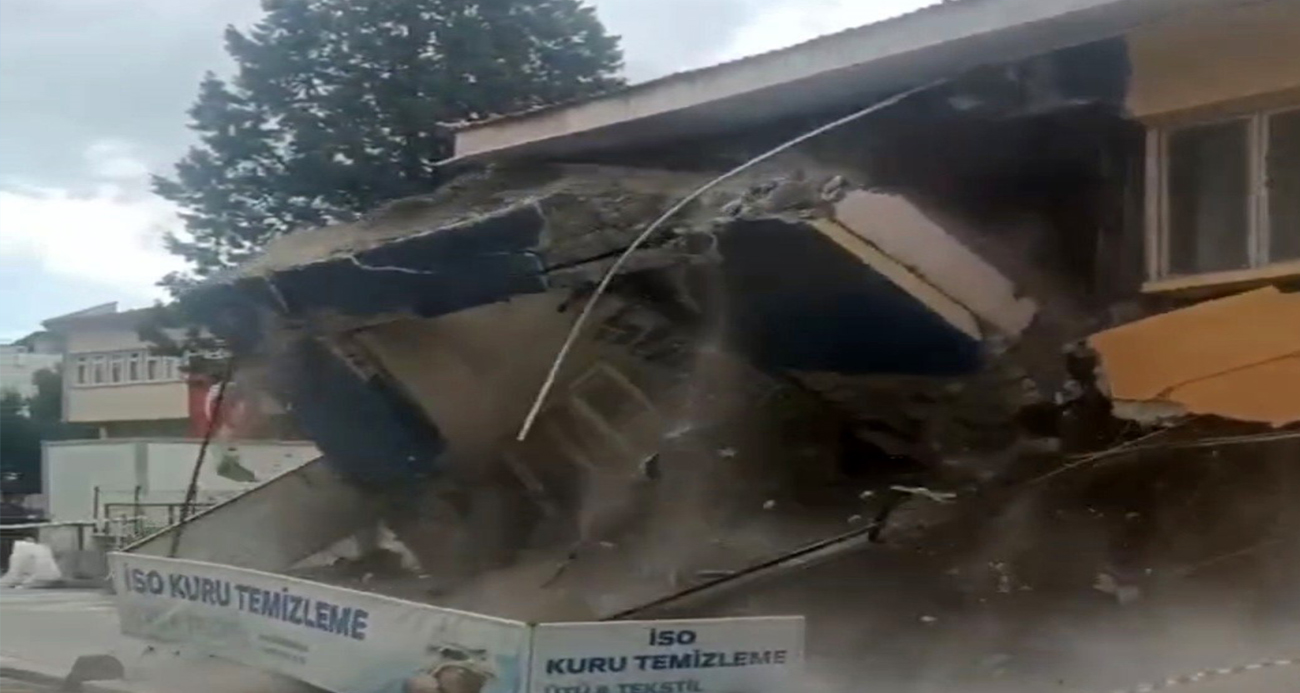 Sındırgı’da depremde hasar gören bina kendiliğinden yıkıldı