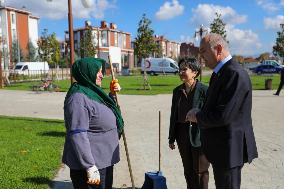 Türk bayrağını yere düşürmemek için gösterdiği duyarlılık yürekleri ısıttı