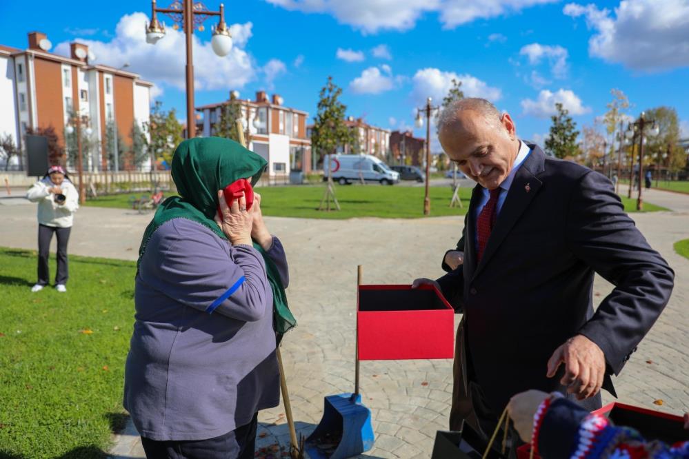 Türk bayrağını yere düşürmemek için gösterdiği duyarlılık yürekleri ısıttı