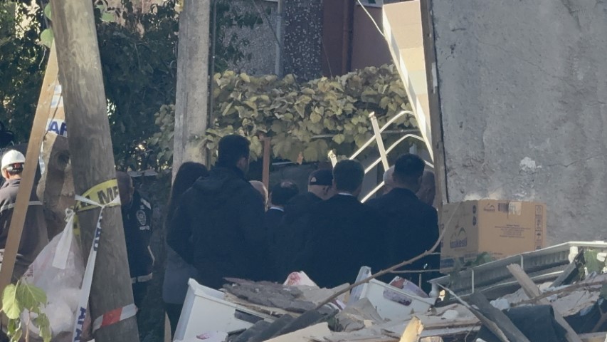 Gebze’de çöken binanın enkazında inceleme yapılıyor