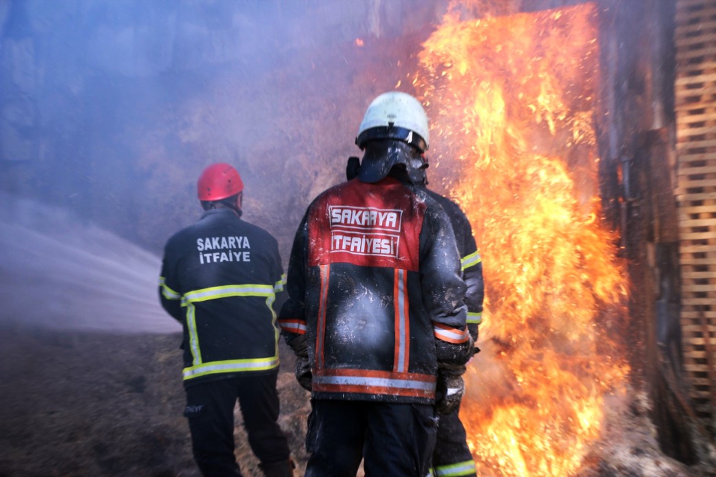 Sakarya’da ahşap atölyesinde korkutan yangın