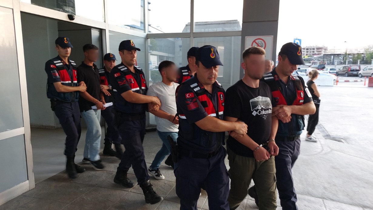 Kavga ettikleri şahsın sığındığı evin sahibini sopayla ağır yaralayan 3 kişiye 10’ar yıl hapis