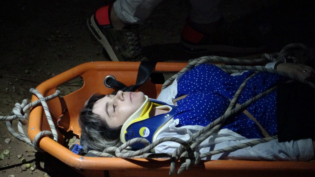 Antalya’da 4 metrelik çukura düşen turisti itfaiye kurtardı