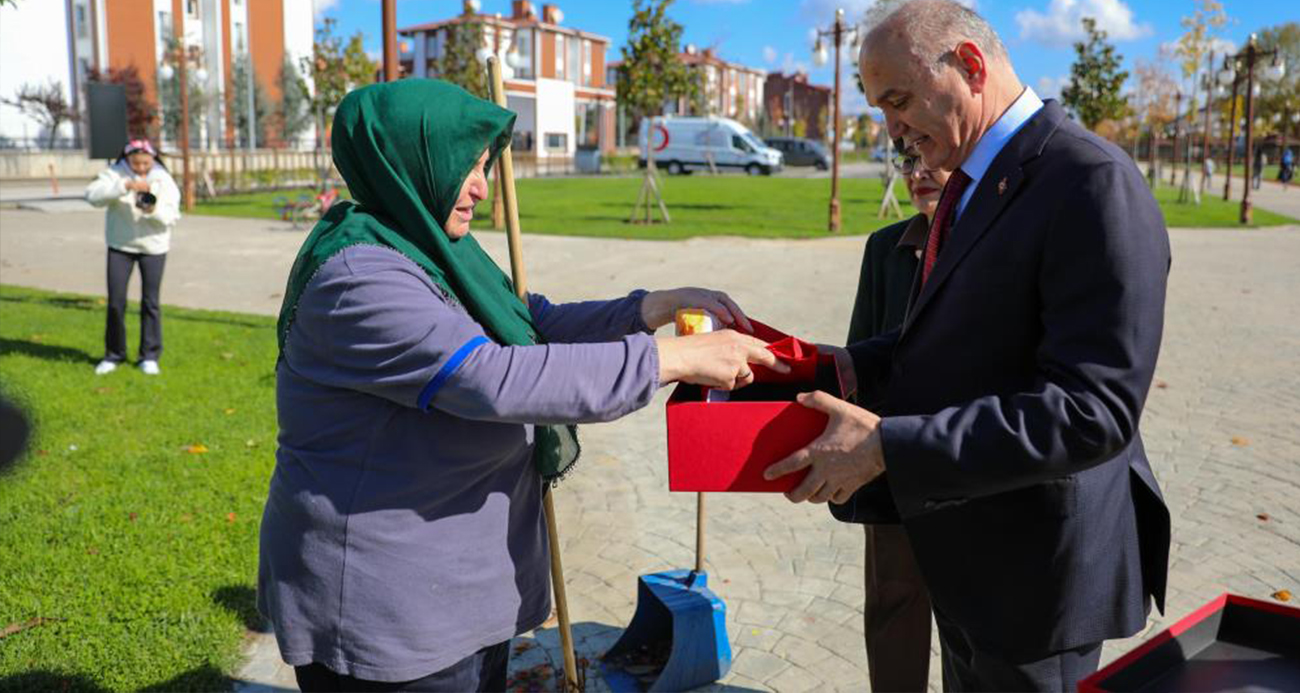 Türk bayrağını yere düşürmemek için gösterdiği duyarlılık yürekleri ısıttı