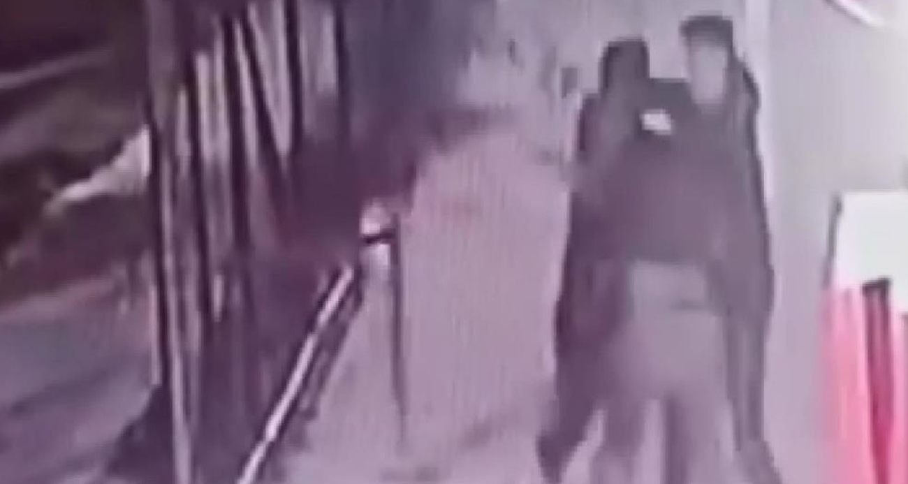 Lise öğrencilerini dövüp bacaklarından bıçakladılar