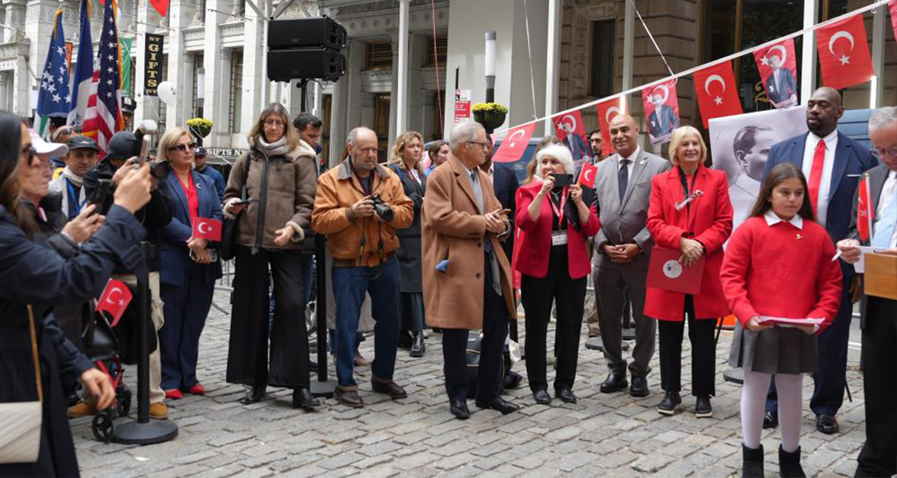 New York'ta Türk ve Amerikan bayrakları göndere çekildi