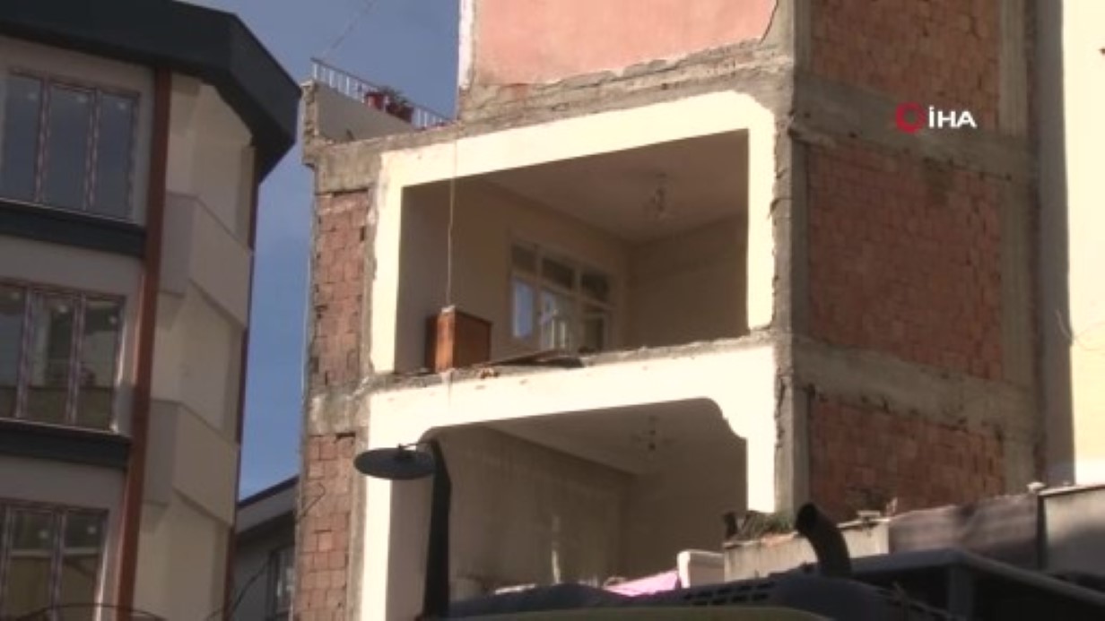 Zeytinburnu’nda yıkım sırasında ilginç görüntü: Apartmanın duvarının olmadığı ortaya çıktı