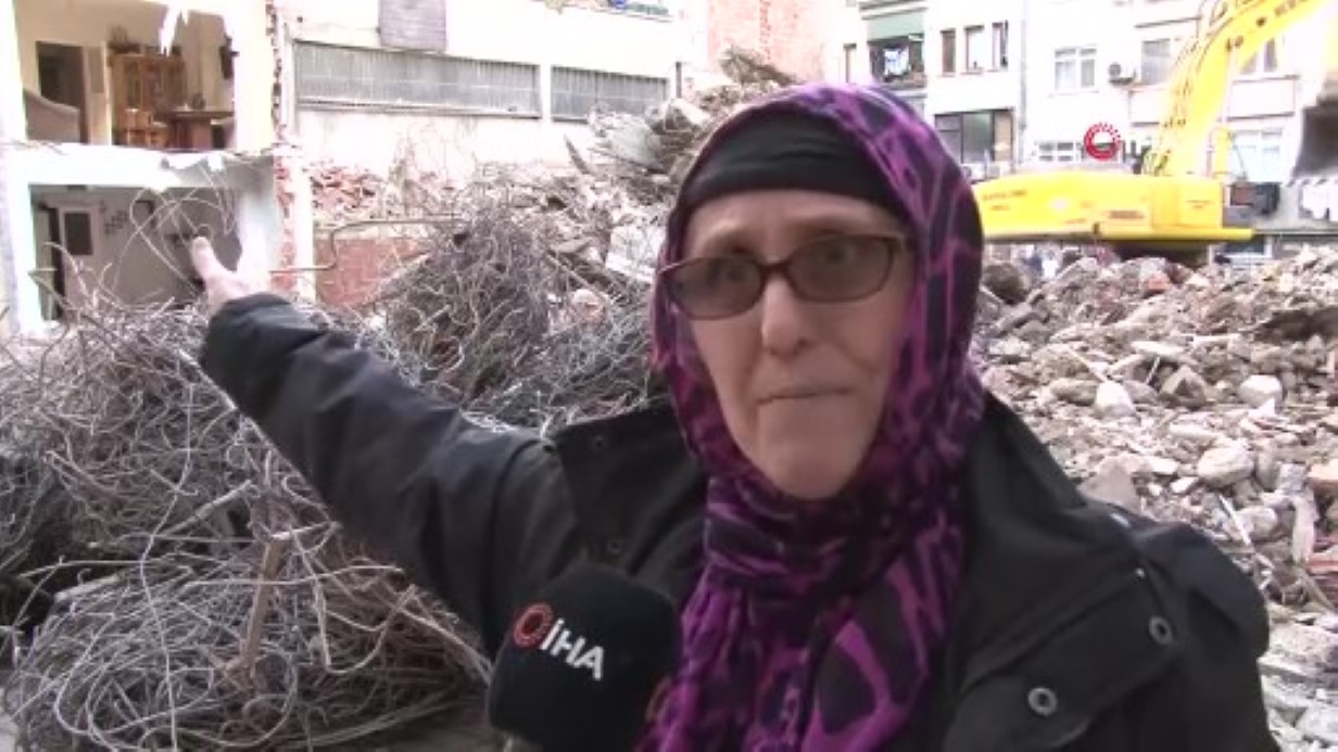 Zeytinburnu’nda yıkım sırasında ilginç görüntü: Apartmanın duvarının olmadığı ortaya çıktı