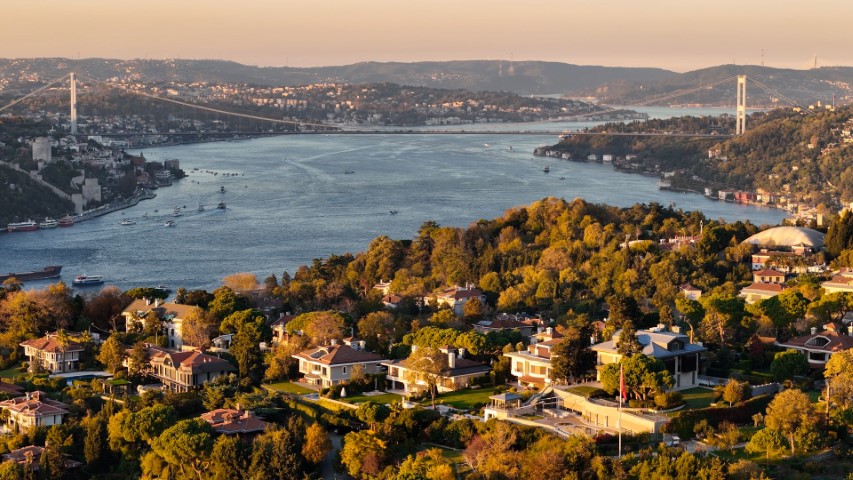 İstanbul Boğazı’nda gün batımında mest eden sonbahar manzarası
