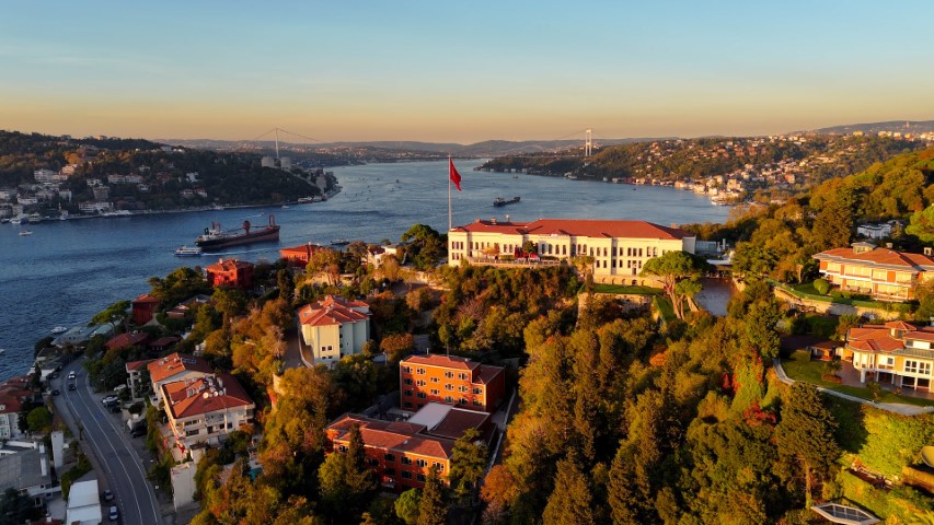 İstanbul Boğazı’nda gün batımında mest eden sonbahar manzarası