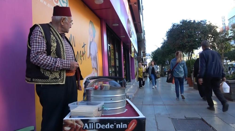 11 yaşında başladığı mesleğinde 65 yıldır sokaklarda