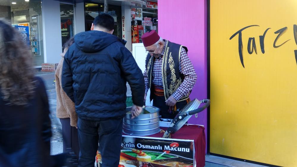 11 yaşında başladığı mesleğinde 65 yıldır sokaklarda