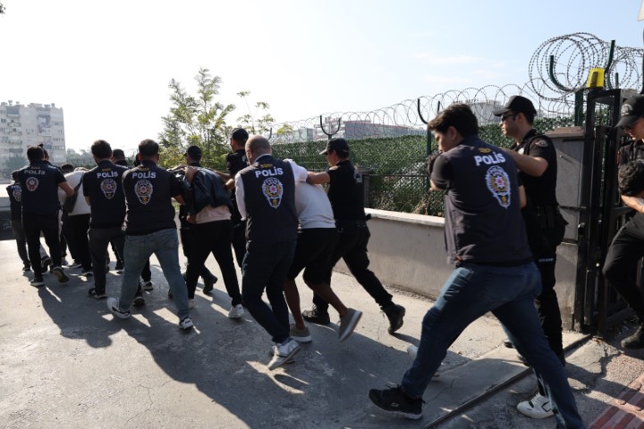 Deste deste para çıktı: Loca bileti satarak dolandırıcılık yapan 16 şüpheli yakalandı