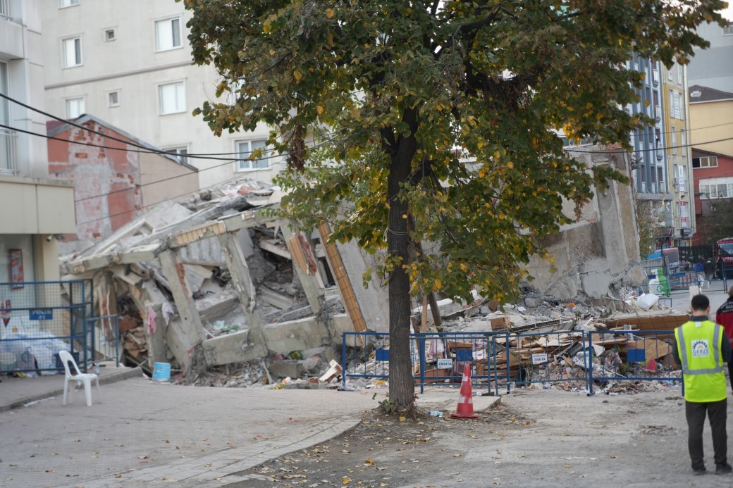 4 kişiye mezar olan binanın yanındaki apartman sakini: 