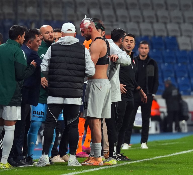 Serdar Dursun ve Jerome Opoku hava topu mücadelesinde çarpıştı