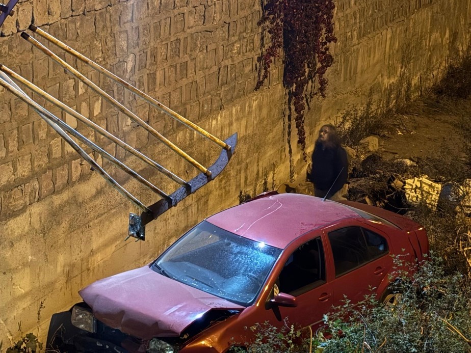 Otomobil 5 metrelik kanala uçtu, sürücünün burnu bile kanamadı