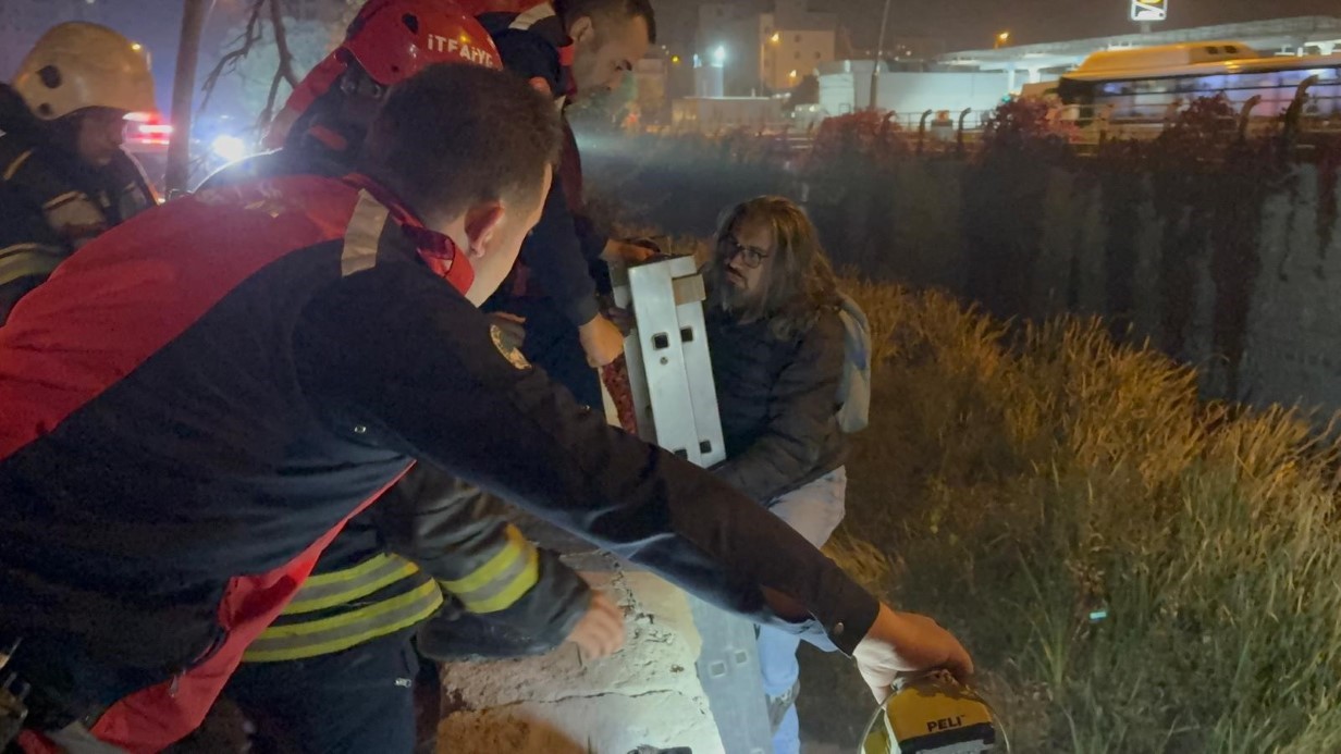 Otomobil 5 metrelik kanala uçtu, sürücünün burnu bile kanamadı