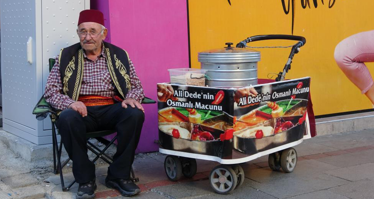 11 yaşında başladığı mesleğinde 65 yıldır sokaklarda