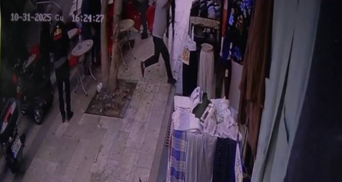 Antalya’da faciadan dönüldü: Araçların üzerine devrilen ağacın altında kalmaktan son anda kurtuldu