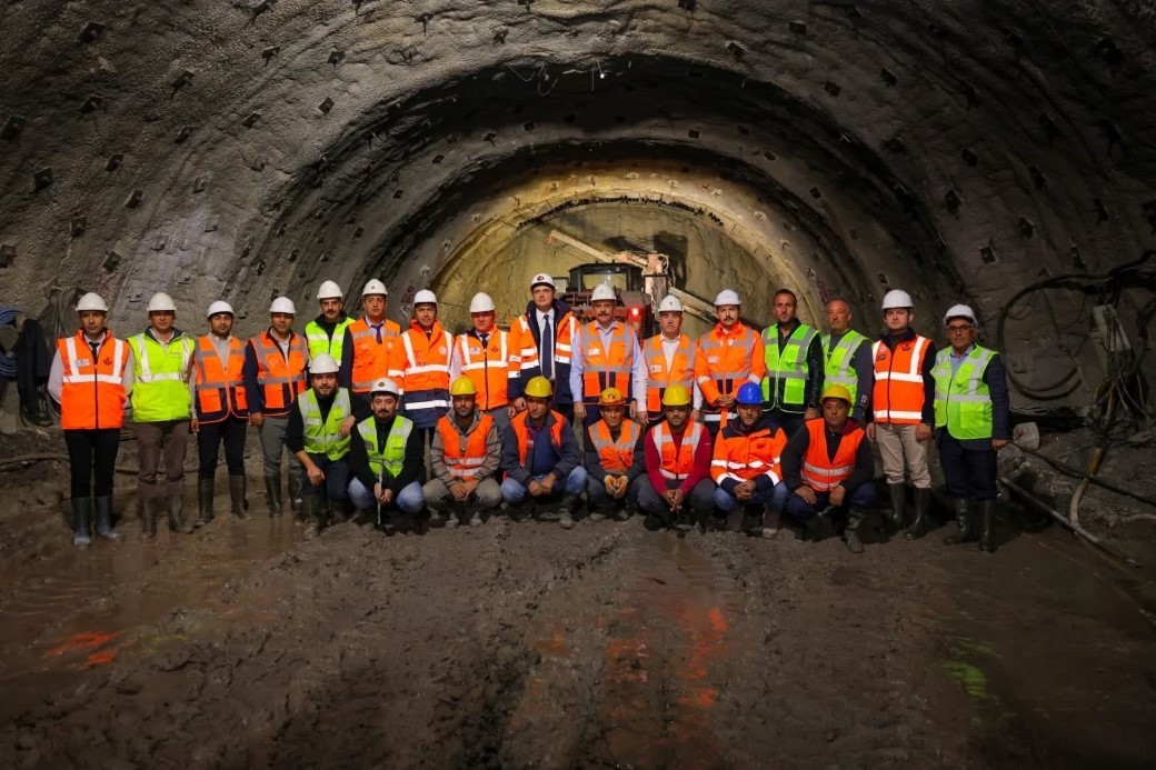 Bayburt Group İnşaat’ın 13 yıldır tamamlayamadığı Kop Tüneli’nde valiler incelemelerde bulundu