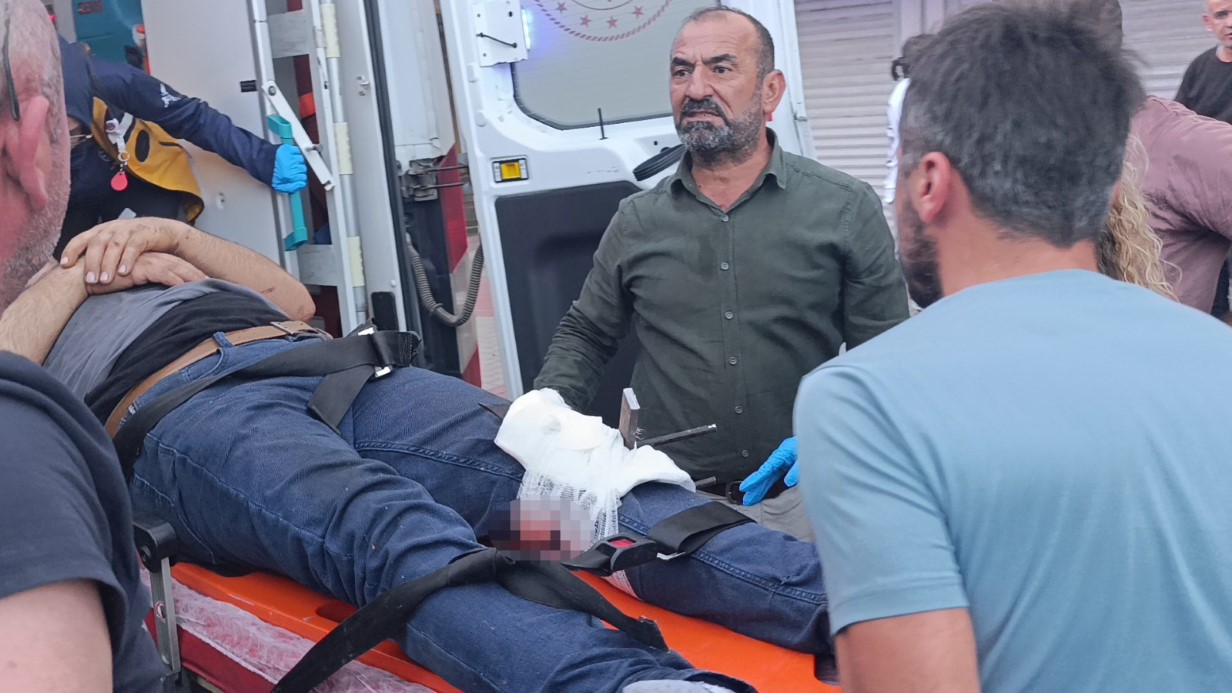 Bacağına saplanan korkuluk demiri ile hastaneye kaldırıldı