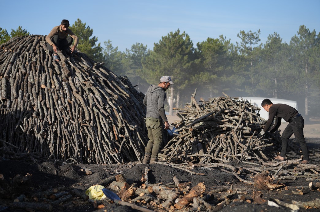 Torlukçuların dumanlı hayatı: Zor şartlarda üretilen kömürün tonu 28 bin liradan satılıyor
