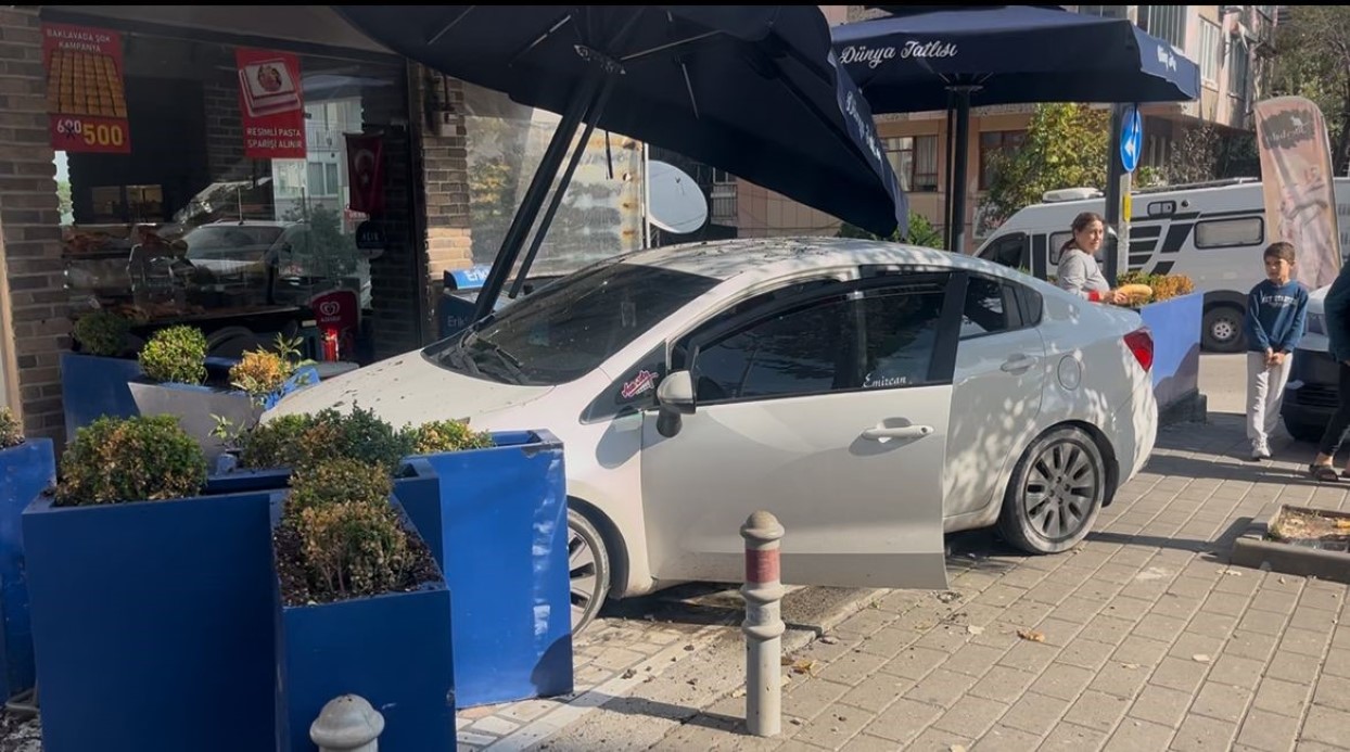 15 milyon liralık cipe çarpmamak için manevra yaptı, tatlıcı dükkanına böyle girdi