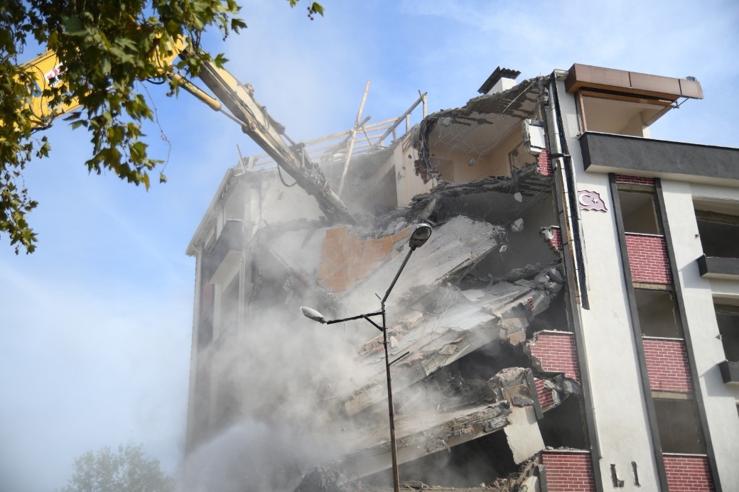 Sındırgı’da yıkım çalışmaları sürüyor