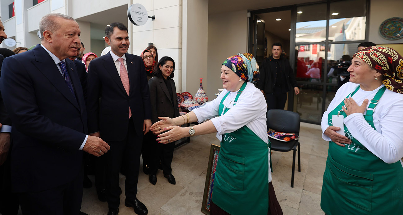 Cumhurbaşkanı Erdoğan, Atatürk Havalimanı Millet Bahçesi’nde esnafı ziyaret etti