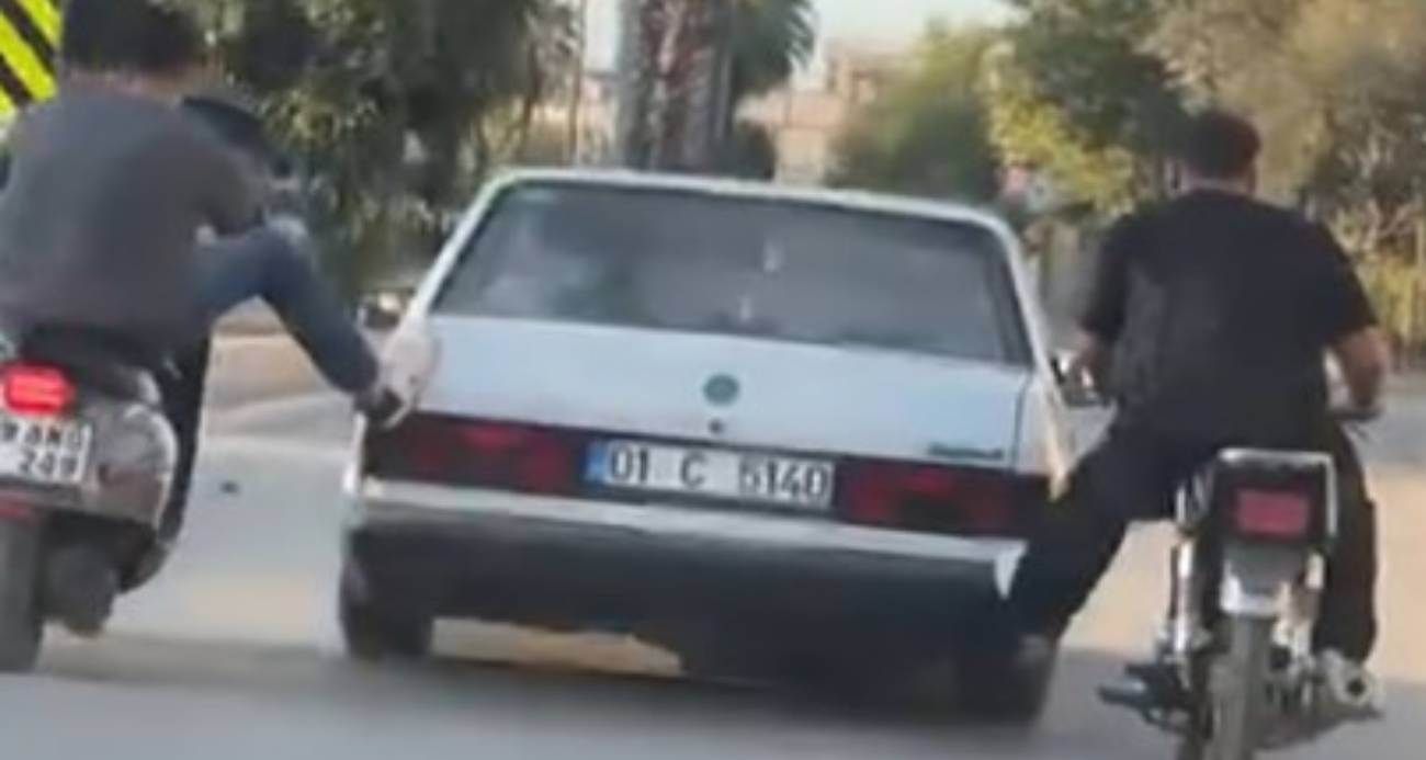 Motosikletliler, yolda kalan otomobili ayaklarıyla ittirdi